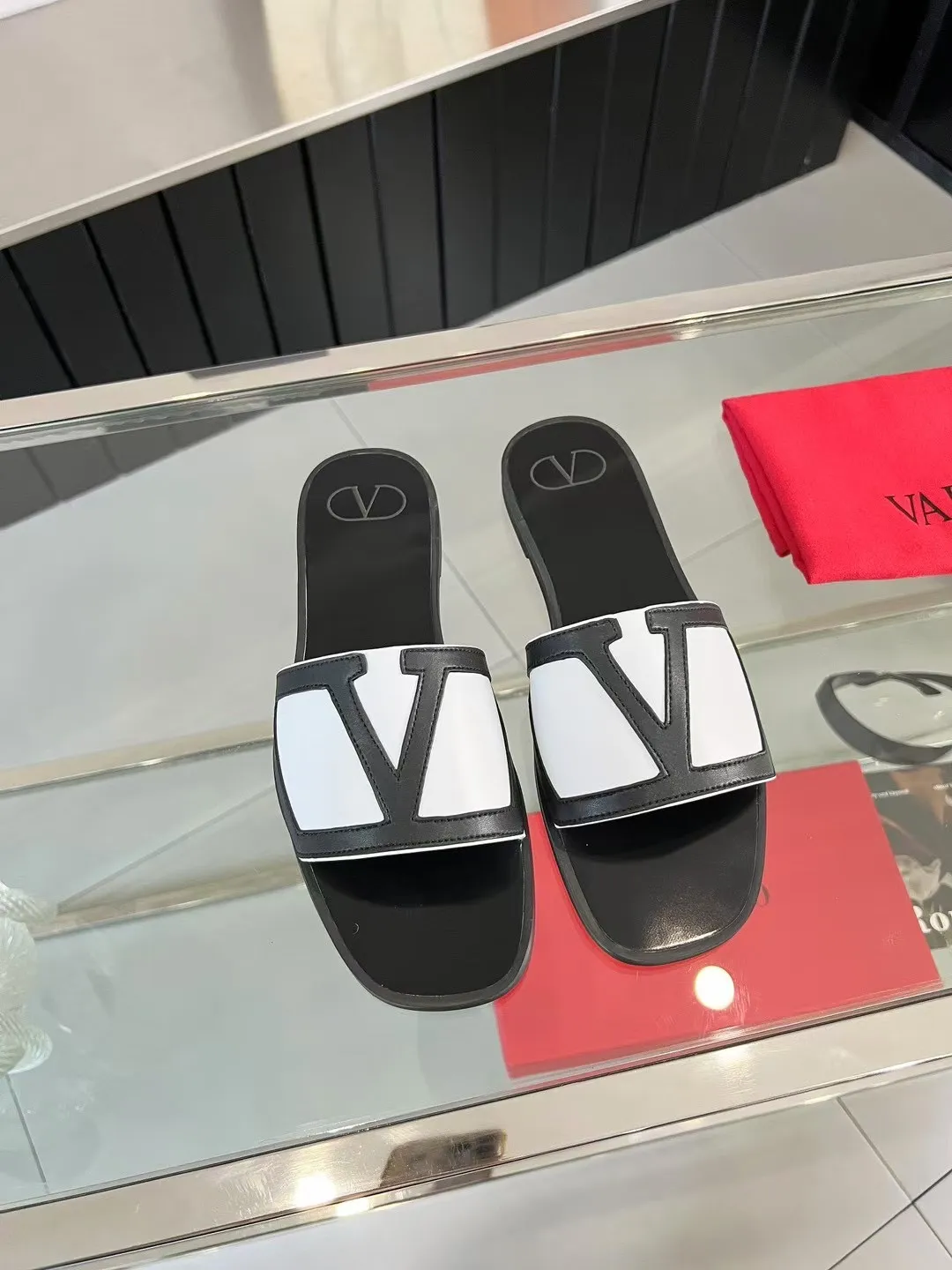 👟👟Ex-factory price 340👟👟 Valentino, 25 new spring and summer Valentino color-blocked flat flops, sizes 35-43